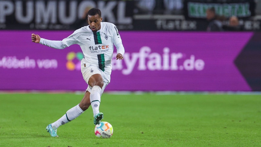 Alassane Plea von Borussia Mönchengladbach spielt im Duell mit dem VfB Stuttgart am 4. November 2022 einen Pass.