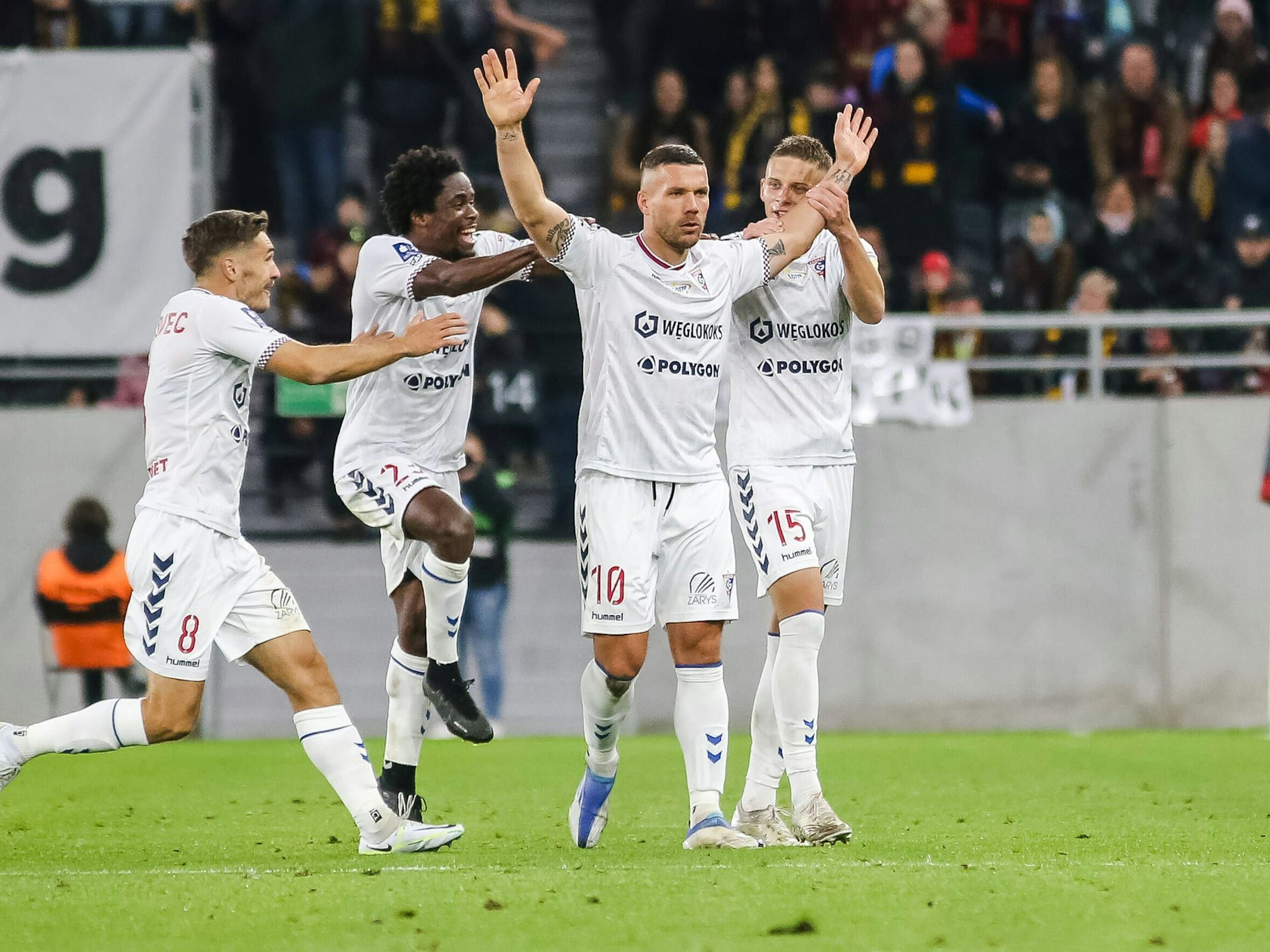 Lukas Podolski feiert mit seinen Teamkollegen von Gornik Zabrze sein Tor am 5. November 2022.