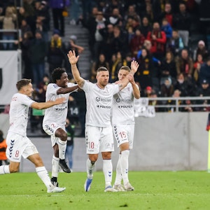 Lukas Podolski feiert mit seinen Teamkollegen von Gornik Zabrze sein Tor am 5. November 2022.