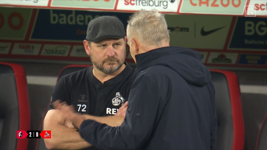 Christian Streich nach Freiburgs Sieg über den 1. FC Köln beim Plausch im Stadion mit Steffen Baumgart.