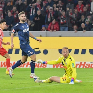 Freiburgs Joeng trifft zur 1:0-Führung und lässt FC-Keeper Marvin Schwäbe keine Chance (6. November 2022).