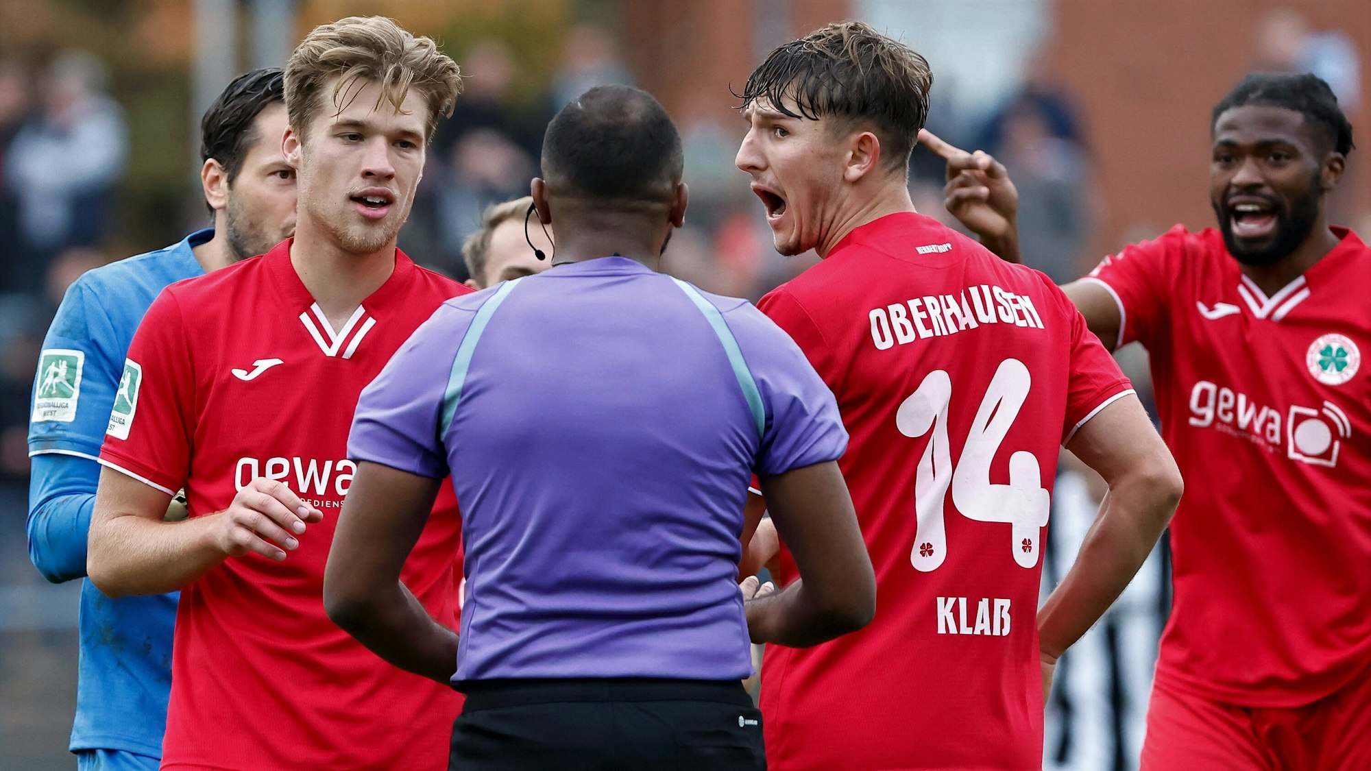 Die Spieler von Rot-Weiß Oberhausen diskutieren mit Schiedsrichter Jonah Besong beim Regionalliga-Gastspiel in Wattenscheid