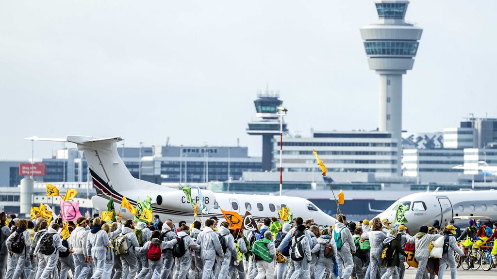 Klimaaktivisten und -aktivistinnen blockieren am 5. November 2022 Privatjets auf dem Flughafen Schiphol in Amsterdam.