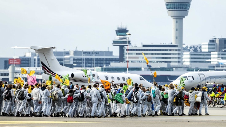 Klimaaktivisten und -aktivistinnen blockieren am 5. November 2022 Privatjets auf dem Flughafen Schiphol in Amsterdam.