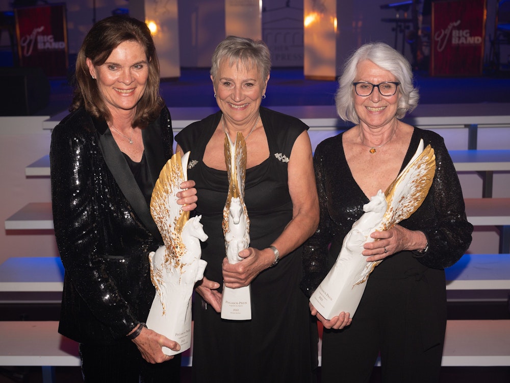 Ulrike Nasse-Meyfarth (l-r), Renate Stecher und Heide Ecker-Rosendahl werden während des 40. Deutschen Sportpresseballs in der Alten Oper als «Legenden des Sports» geehrt.