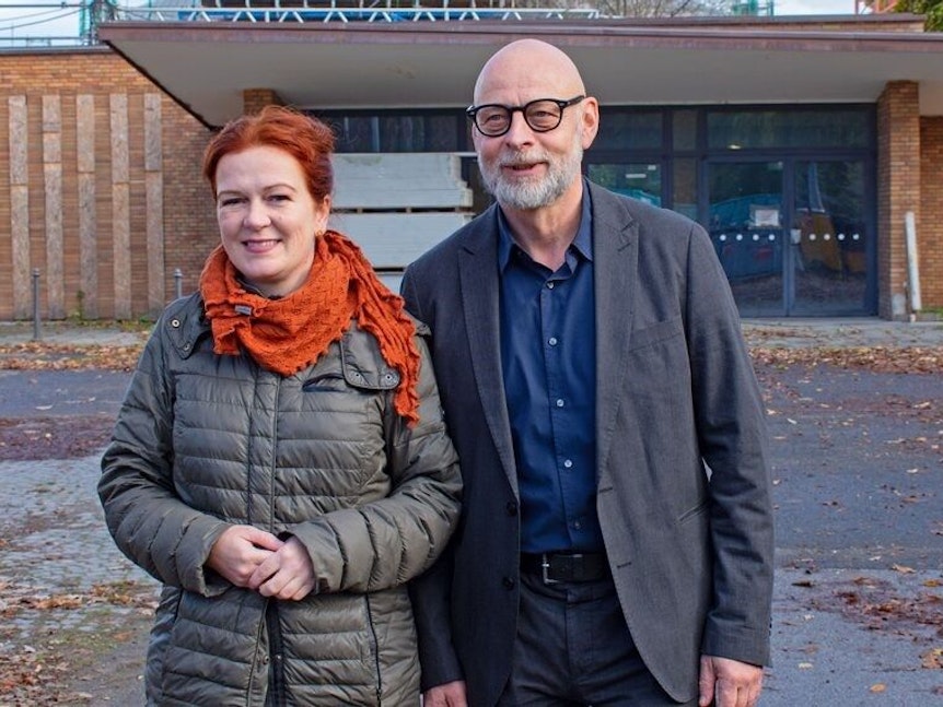 Vor der Bonner Beethovenhalle erläuterten am Freitag (4. November 2022) Oberbürgermeisterin Katja Dörner und Interimsprojektleiter Steffen Göbel die Einigungsvorschläge.