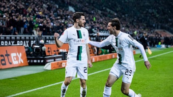 Jonas Hofmann (l.) bejubelt seinen Treffer zum 1:0 für Borussia Mönchengladbach am 4. November 2022 gegen den VfB Stuttgart. Joe Scally ist als erster Gratulant zur Stelle.