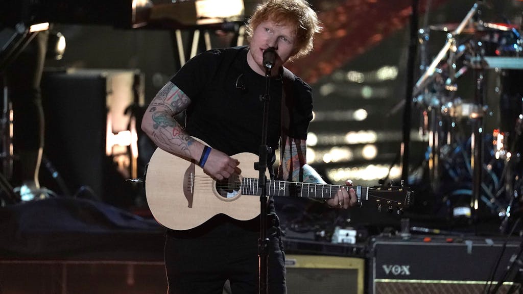 Ed Sheeran performt mit seiner Gitarre auf der Bühne.