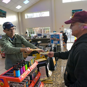 Ein Mann kauft in einem Kiosk in den USA Scheine für die Lotterie Powerball. Der Jackpot ist auf einen Rekordwert angestiegen.