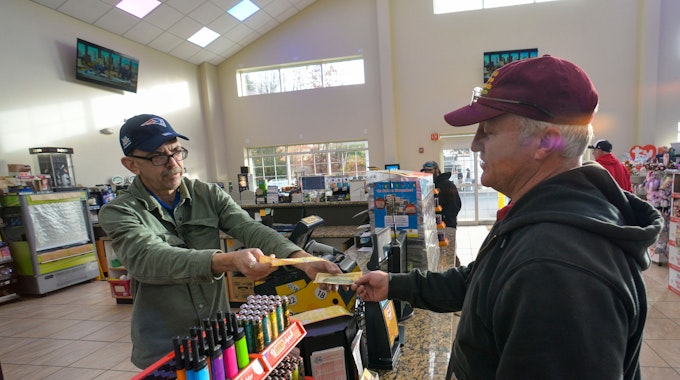 Ein Mann kauft in einem Kiosk in den USA Scheine für die Lotterie Powerball. Der Jackpot ist auf einen Rekordwert angestiegen.