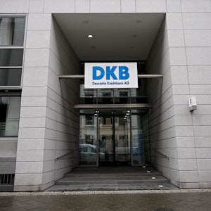 Filiale der DKB-Bank in Berlin. Bei Girokonten der Deutschen Kreditbank ist es zu fehlerhaften Buchungen gekommen. Grund sei eine technische Störung, sagte ein Unternehmenssprecher.
