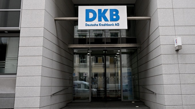 Filiale der DKB-Bank in Berlin. Bei Girokonten der Deutschen Kreditbank ist es zu fehlerhaften Buchungen gekommen. Grund sei eine technische Störung, sagte ein Unternehmenssprecher.