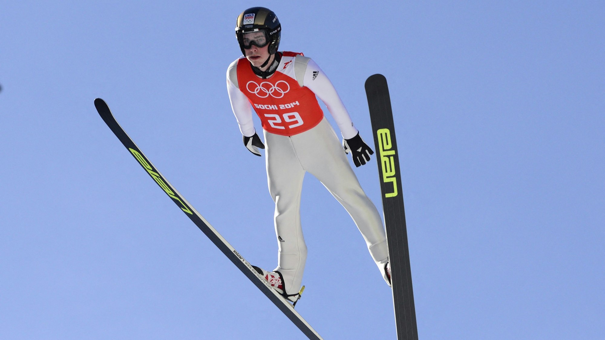 Skispringer Antonin Hajek bei den Olympischen Winterspielen in Sotschi im Wettkampf