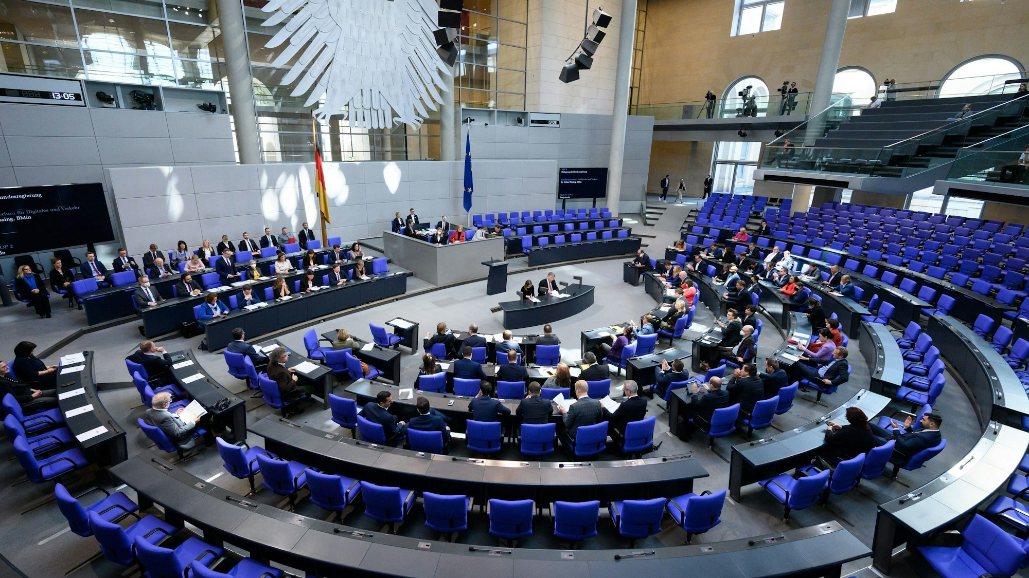 Abgeordnete sitzen im Bundestag.