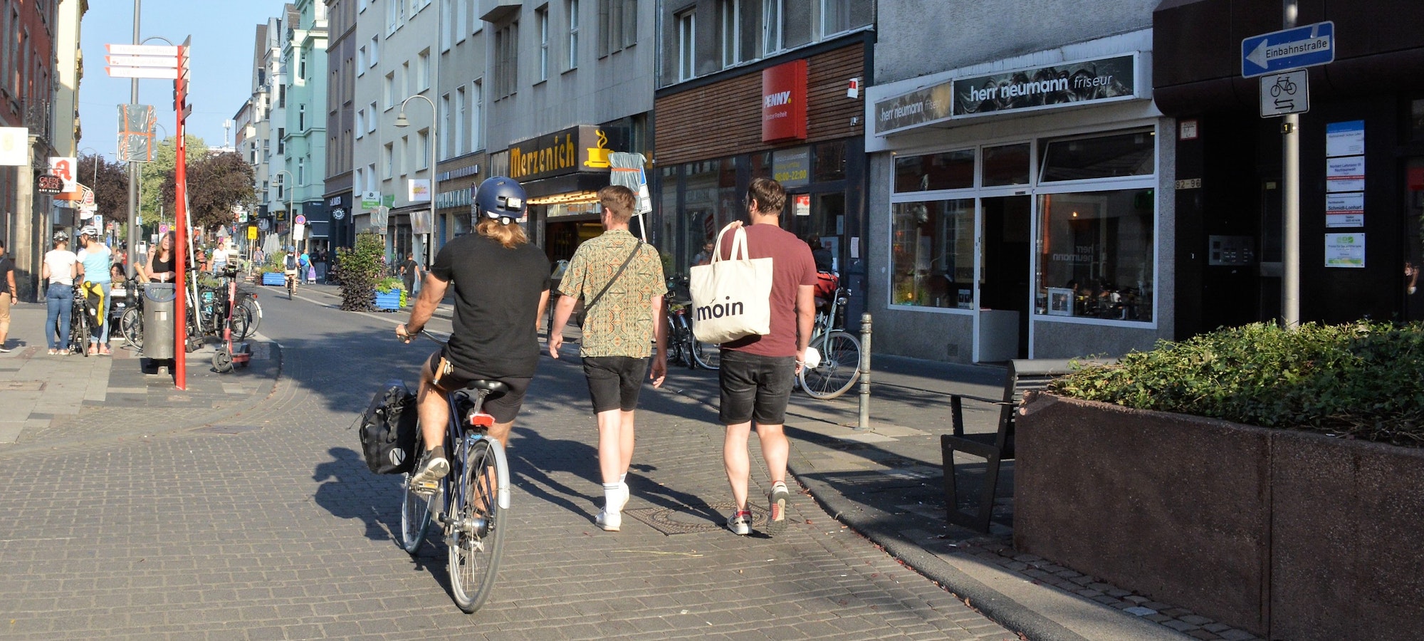 Radfahrer und Fußgänger kommen sich derzeit auf der Deutzer Freieheit ins Gehege.