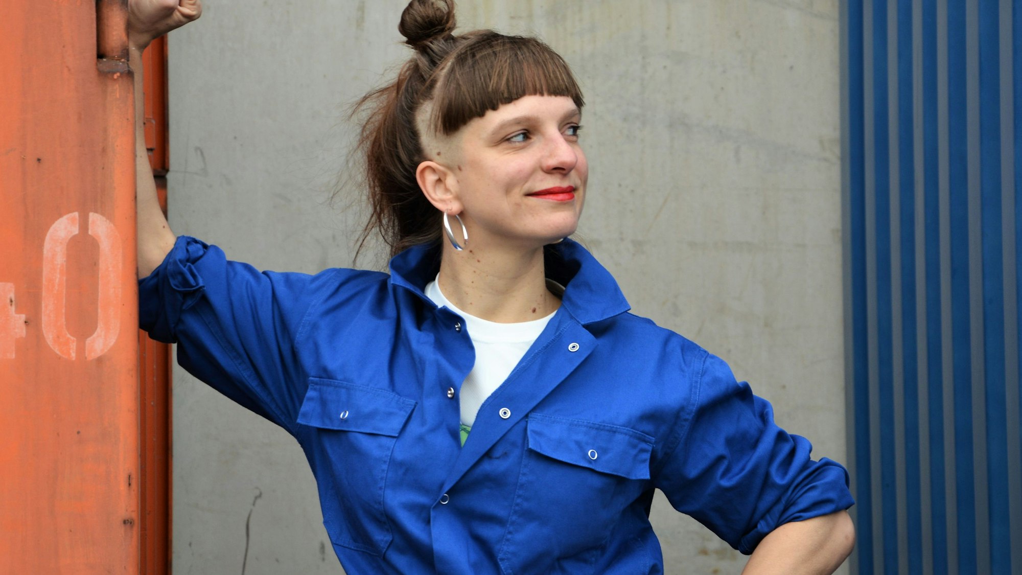 Musikerin Jenny Thiele steht vor einer Wand