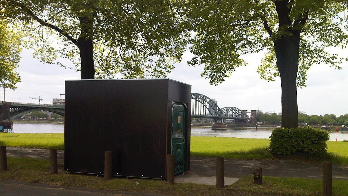 Eine der mobilen AWB-Toiletten am Rhein