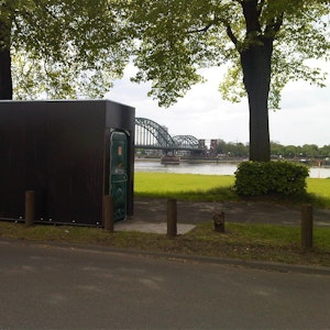 Eine der mobilen AWB-Toiletten am Rhein