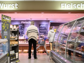 An der Fleischtheke entscheiden sich die meisten gegen Fleisch-Alternativen. Unser Symbolfoto zeigt Kundinnen und Kunden an einer Fleischtheke im Supermarkt.