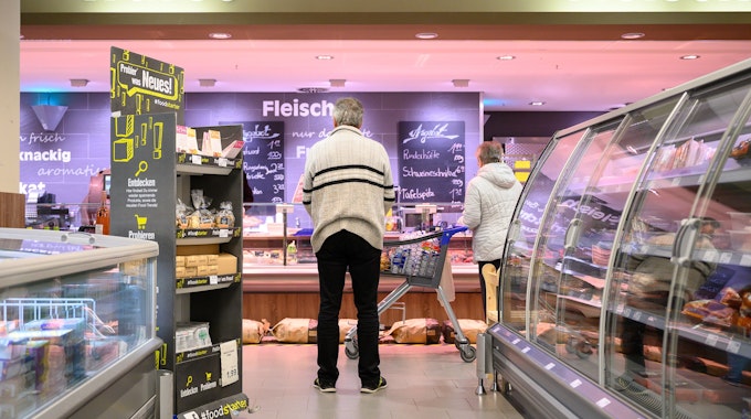 An der Fleischtheke entscheiden sich die meisten gegen Fleisch-Alternativen. Unser Symbolfoto zeigt Kundinnen und Kunden an einer Fleischtheke im Supermarkt.