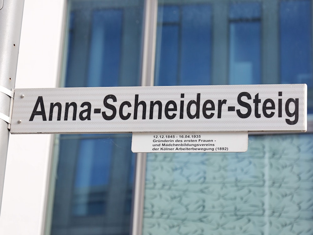 Straßenschild des Anna-Schneider-Steigs.