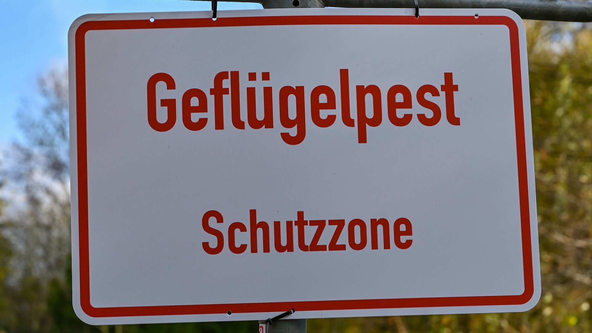 Ein Schild mit der Aufschrift Geflügelpest Schutzzone.