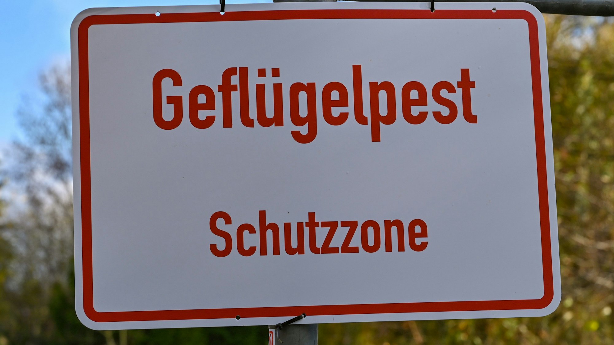 Ein Schild mit der Aufschrift „Geflügelpest Schutzzone“.