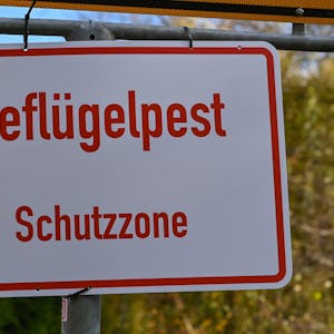 Ein Schild mit der Aufschrift „Geflügelpest Schutzzone“.&nbsp;