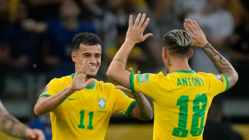 Philippe Coutinho jubelt am 1. Februar 2022 im WM-Qualifikationsspiel gegen Paraguay mit Teamkollege Antony.