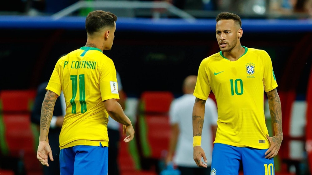 Philippe Coutinho und Neymar diskutieren während des WM-Spiels gegen Belgien.