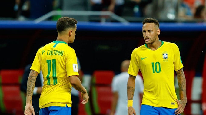 Philippe Coutinho und Neymar diskutieren während des WM-Spiels gegen Belgien.