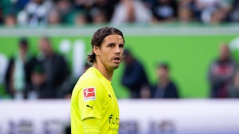 Yann Sommer, Torhüter bei Borussia Mönchengladbach, fehlt seinem Klub derzeit mit einer Sprunggelenksverletzung. Das Foto zeigt ihn am 15. Oktober 2022 beim Auswärtsspiel in Wolfsburg unzufrieden schauend.