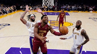 Die LA Lakers kamen gegen die Cleveland Cavaliers oft einen Schritt zu spät. Hier ist Donovan Mitchell vor Anthony Davis und LeBron zur Stelle.