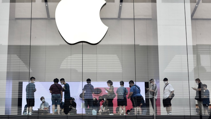 Kunden stehen im zweiten Stock des Apple Stores in Hongkong Schlange, um das iPhone 14 Pro zu kaufen.