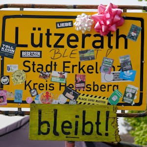 Das Ortsschild von Lützerath. Der Ort am Braunkohletagebau Garzweiler ist von Aktivisten bewohnt und soll dem Tagebau weichen.