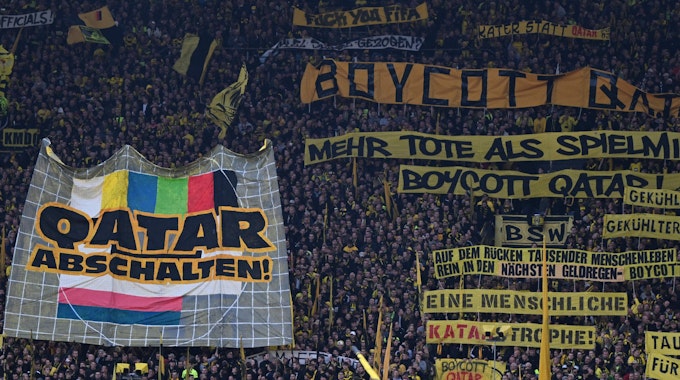 Fans von Borussia Dortmund protestieren mit Bannern gegen die WM 2022 in Katar
