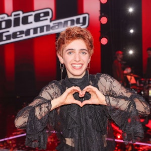 Die Gewinnerin der Anna-Ogrezeana-Show beim Fotoshooting nach dem Finale der „Voice of Germany“-Talentshow im Studio Adlershof.  Er formt mit seinen Händen ein Herz.
