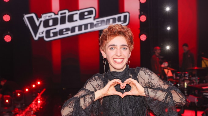 Die Gewinnerin der Show Anny Ogrezeanu beim Fotoshooting nach dem Finale der Castingshow „The Voice of Germany“ im Studio Adlershof.  Sie formt mit ihren Händen ein Herz.