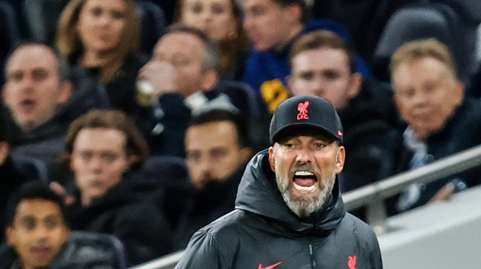 Jürgen Klopp, Trainer des FC Liverpool, gibt während des Spiels Anweisungen.