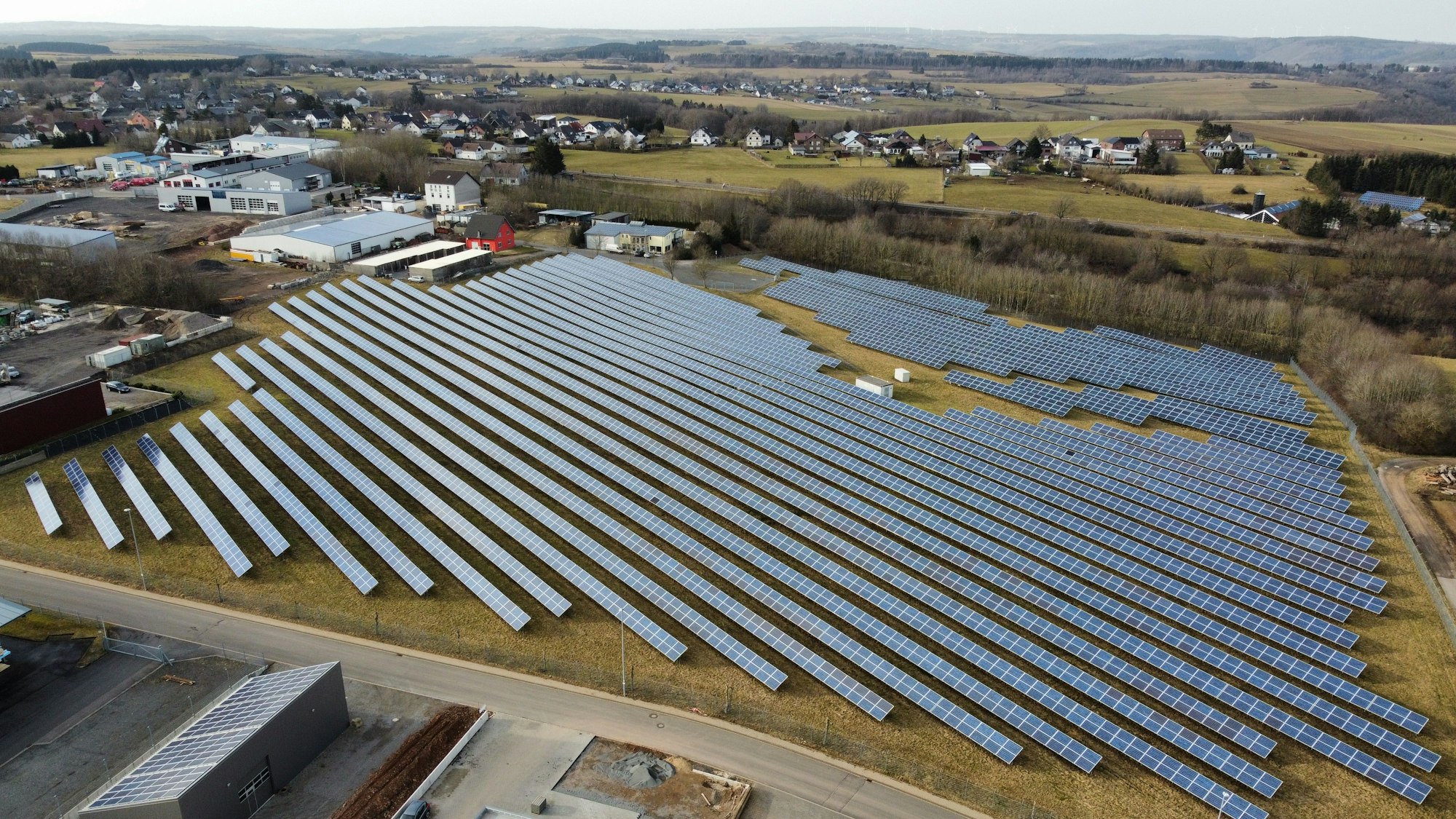 Das Luftbild zeigt den Solarpark bei Schleiden-Herhahn.