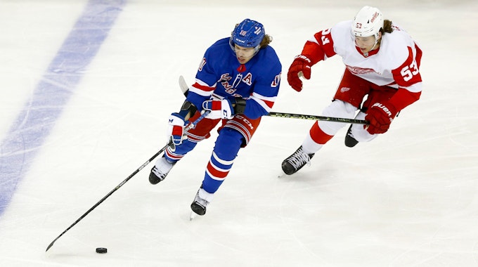 Moritz Seider (r.) beschränkte sich auch beim NHL-Sieg seiner Detroit Red Wings bei den New York Rangers nicht nur aufs Verteidigen. Hier ist er im Duell mit Artemi Panarin.