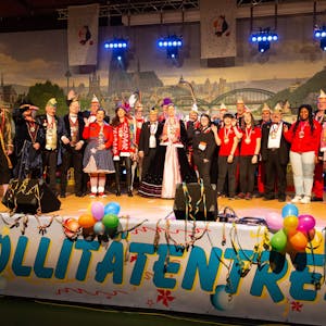 Auf der Bühne in der Rheinhalle standen 2022 Tollitäten und kostümierte Karnevalisten.