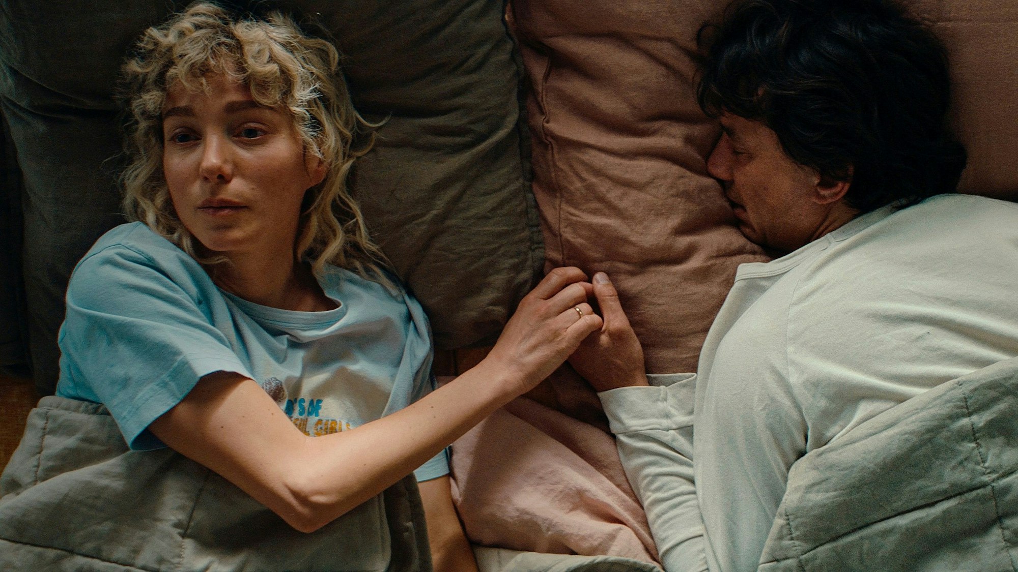 Allie (Julia Koschitz) und Leo (Laurence Rupp) wachen immer an demselben Tag auf.