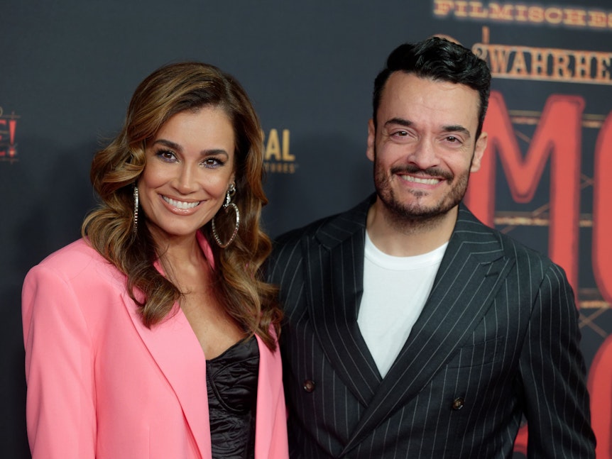 Die Moderatorin Jana Ina Zarrella und ihr Mann, der Moderator Giovanni Zarrella, kommen zur Deutschlandpremiere des Musicals „Moulin Rouge!“