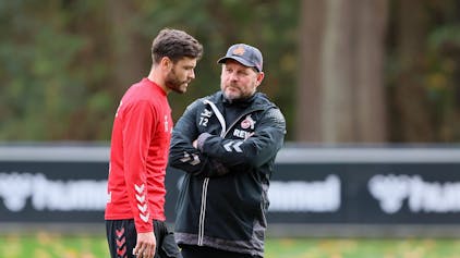 FC-Trainer Steffen Baumgart spricht auf dem Trainingsplatz mit seinem Kapitän Jonas Hector, der nach zwölftägiger Verletzung das Training wieder aufgenommen hat.&nbsp;