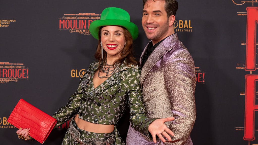 Die Hauptdarsteller Sophie Berner und Riccardo Grecco am 6. November 2022 bei der Premiere des Musicals Moulin Rouge in Köln.