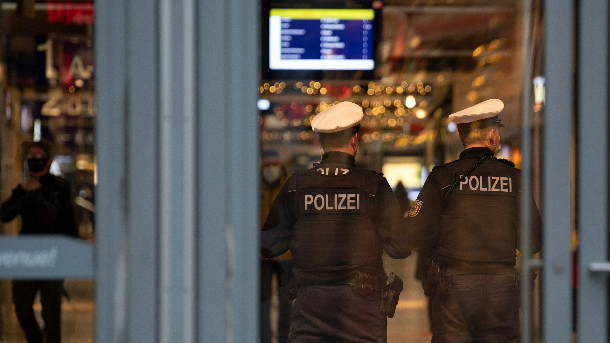 Polizisten stehen im Kölner Hauptbahnhof.