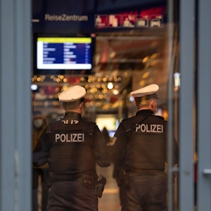 Polizisten stehen im Kölner Hauptbahnhof.