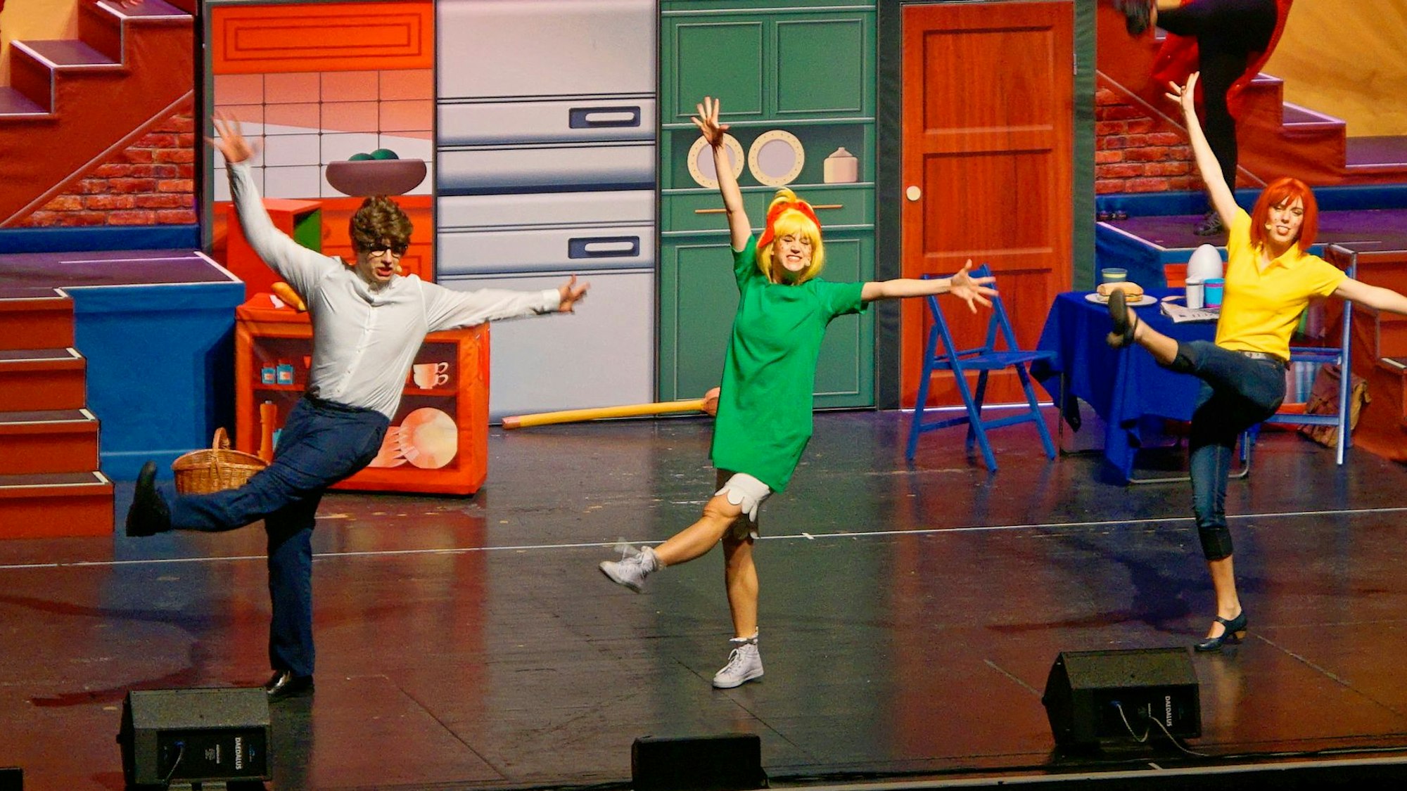 Die Darstellerinnen und der Darsteller von Bibi, Barbara und Bernhard Blocksberg während einer Tanzszene auf der Bühne.