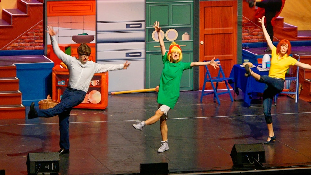 Die Darstellerinnen und der Darsteller von Bibi, Barbara und Bernhard Blocksberg während einer Tanzszene auf der Bühne.